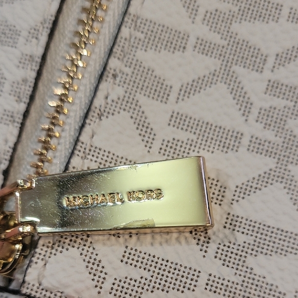 Michael Kors Cream Logo Wallet - Picture 4 of 9
